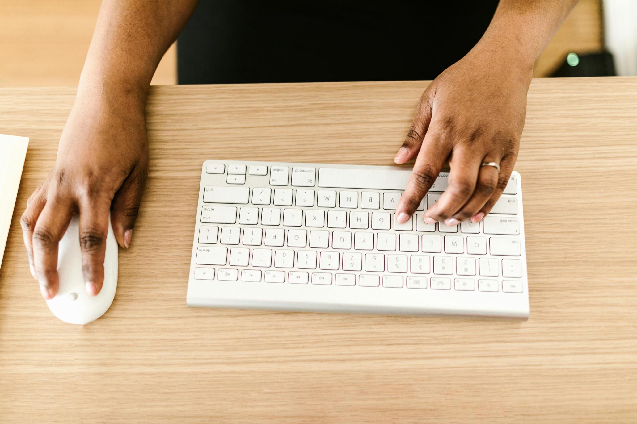 Come silenziare i clic del mouse per un ambiente di lavoro efficiente