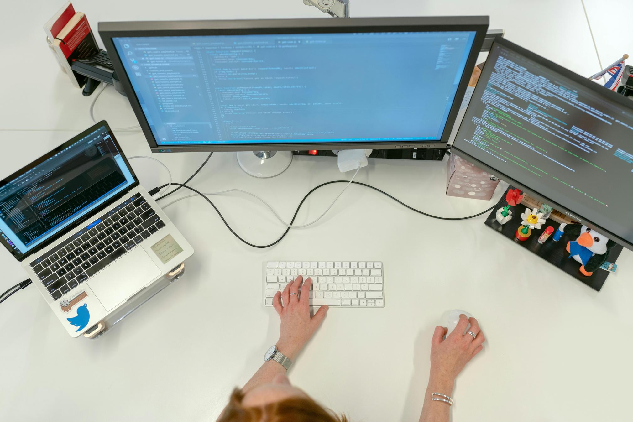 La guida definitiva a una configurazione con 3 monitor per produttività e intrattenimento